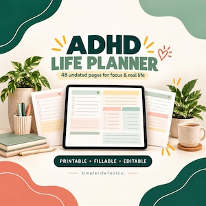 Könnte beinhalten: Ein digitaler ADHD Life Planner auf einem Tablet-Bildschirm, begleitet von gedruckten Seiten, mit 48 undatierten Seiten für Fokus und Alltag. Der Planer enthält Checklisten und Abschnitte in sanften Grün-, Pfirsich- und Gelbtönen, mit dem Text SimpleLifeToolCo. am unteren Rand.