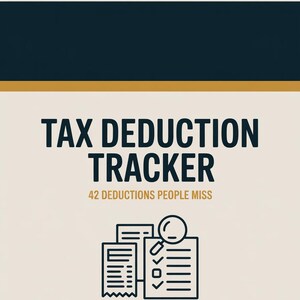 Könnte beinhalten: Ein Dokumentencover mit cremefarbenem Hintergrund, einem dunkelblauen horizontalen Balken oben und einem dünnen goldenen Streifen. Der Text lautet TAX DEDUCTION TRACKER und 42 DEDUCTIONS PEOPLE MISS. Darunter befindet sich ein dunkelblaues Symbol eines Belegs und eines Dokuments mit einer Lupe.