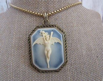 Colar com pingente de camafeu de vampiro e menina vampira, joia gótica dourada N5881