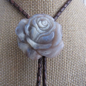 Collana con cravatta Bolo in pietra di luna marrone e fiore di rosa, gioiello da sposa con pietre preziose e cristalli N6305