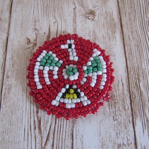 Rozeta Thunderbird z koralików szklanych, 1,5-calowy medalion, regalium plemienne, rękodzieło koralikowe 9DS