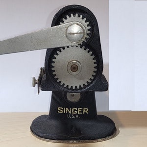 Singer Hand Crank Pinker