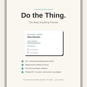 Può includere: Un'agenda digitale color crema intitolata Do the Thing. The Body Doubling Planner. Presenta una scheda centrale etichettata come Solo Session con blocchi di concentrazione e un elenco di elementi inclusi come fogli di sessione e un file PDF.