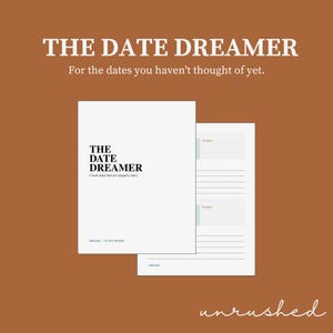 Pode incluir: Uma agenda branca intitulada THE DATE DREAMER com o subtítulo Create dates that are uniquely yours. A capa apresenta texto preto sobre fundo branco. Uma segunda página mostra seções pautadas para anotações em fundo branco.