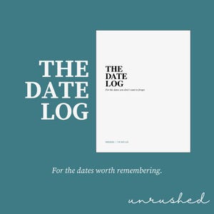 Puede incluir: Un libro de registro rectangular blanco con texto negro que dice THE DATE LOG y For the dates you don't want to forget. La portada también presenta el texto UNRUSHED / THE DATE LOG en la parte inferior. El fondo es de color verde azulado.