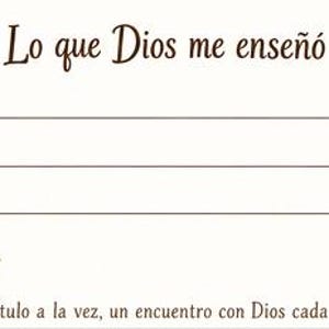 Puede incluir: Una tarjeta rectangular con el texto "Lo que Dios me enseñó" y "Un capítulo a la vez, un encuentro con Dios cada día" y tres líneas en blanco. Muestra un café helado con un lazo rosa y una cruz de madera con un lazo azul claro.