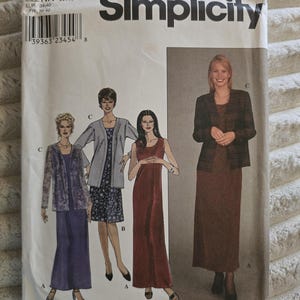 以下が含まれることがあります： サイズKK 8, 10, 12, 14のSimplicity型紙封筒8937。表面には、ロングドレス、花柄のドレス、様々なジャケットを含む4つの衣装のイラストが描かれています。テキストにはブランド名のSimplicityと型紙番号8937が含まれています。