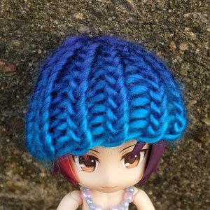 小さな青いロービングヤーンのビーニー - オビツロイド、ねんどろいど人形、モンスター、1:6スケールのファッション人形にフィットする人形用帽子