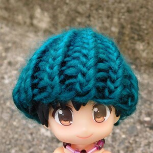 小さなターコイズ色のロービングヤーンビーニー - オビツロイド、ねんどろいど人形、モンスター、1:6スケールのファッション人形にフィットする人形用帽子