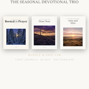 Könnte beinhalten: Ein Set aus drei Andachtstagebüchern mit dem Titel The Seasonal Devotional Trio, bestehend aus Rooted in Prayer, Draw Near und Arise and Shine. Jedes Cover zeigt ein Landschaftsfoto, darunter einen verschneiten Wald, ein Kreuz und einen Sonnenaufgang.