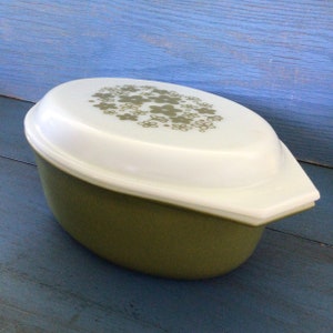 Pyrex. cocotte en pyrex ovale vintage Spring Blossom, cocotte du milieu du siècle.