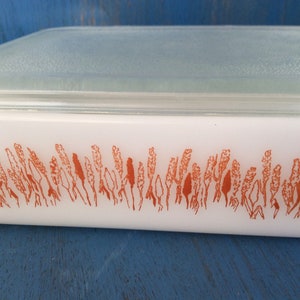 May include: White rectangular glass baking dish with a clear lid. The dish has a brown wheat design around the edge.
