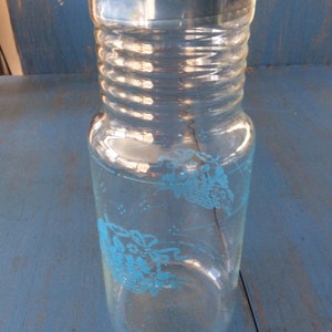 Vintage Light Blue Glass Carafe – Mid-Century Pyrex Juice Bottle, 40 oz Retro Pitcher