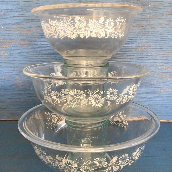 Pyrex. Pyrex bowl set , clear glass . Colonial .