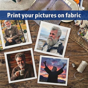 Può includere: Quattro toppe in tessuto quadrate con fotografie stampate di una persona con la barba. Le immagini mostrano la persona con un blazer marrone, una giacca invernale al mare, mentre tiene una tazza e con le braccia alzate al tramonto. Testo: Print your pictures on fabric.