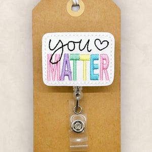 Porta credenciales You Matter, Porta credenciales Encourant Badger, Clip para credenciales de salud mental, Credencial de enfermera, Cordón para maestro, Porta credenciales retráctil / BRILLO