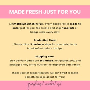 K&ouml;nnte beinhalten: Eine hellgelbe Infografik mit einer rosa Kopfzeile mit der Aufschrift MADE FRESH JUST FOR YOU. Der Text beschreibt die Produktionszeiten f&uuml;r SmallTownSunshine Co. Ausweishalter, weist auf eine Wartezeit von 5 Werktagen hin und bietet Kontakt.