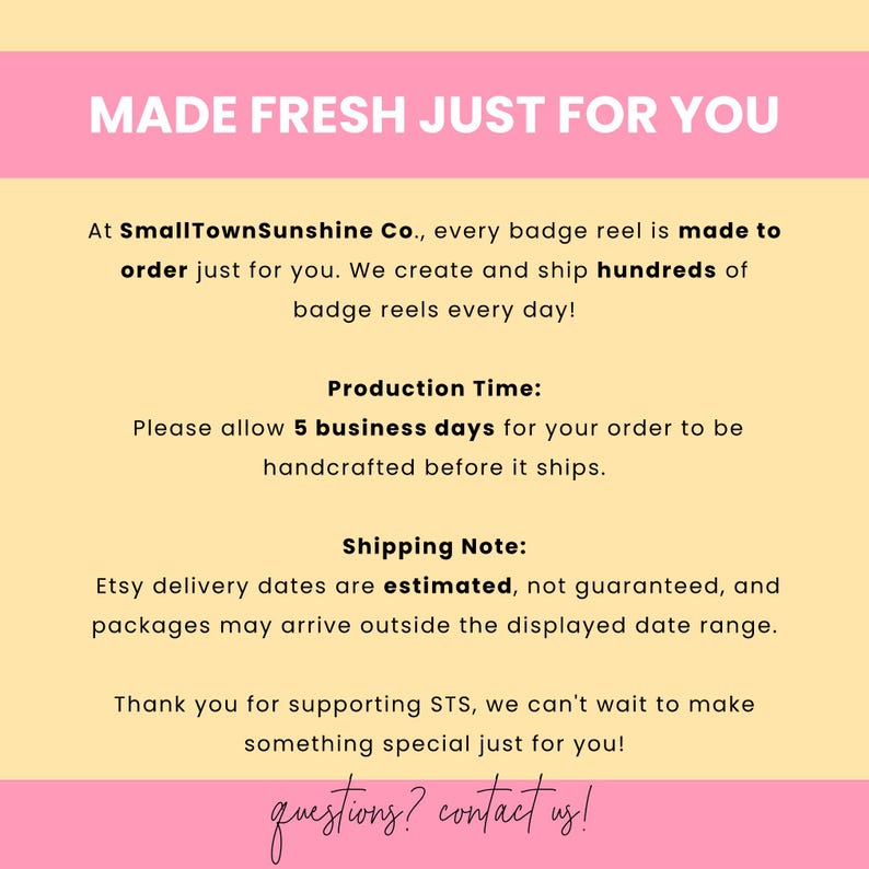 K&ouml;nnte beinhalten: Eine hellgelbe Infografik mit einer rosa Kopfzeile mit der Aufschrift MADE FRESH JUST FOR YOU. Der Text beschreibt die Produktionszeiten f&uuml;r SmallTownSunshine Co. Ausweishalter, weist auf eine Wartezeit von 5 Werktagen hin und bietet Kontakt.
