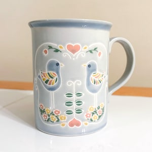 Ceramiczny kubek w stylu vintage z motywem ptaków miłosnych w skandynawskim stylu ludowym – retro filiżanka do kawy z niebieskim ptakiem i kwiatami