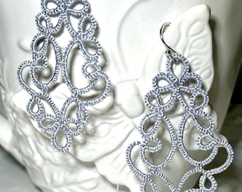 シルバーカラーのタティングイヤリング