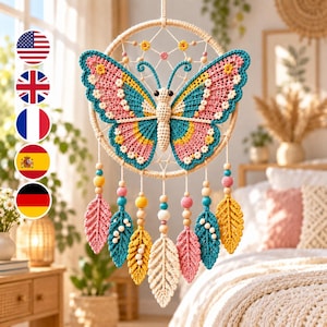 Pode incluir: Um apanhador de sonhos em crochê com uma borboleta central de asas rosas, azuis e amarelas. A borboleta está montada numa moldura circular com fios pendentes decorados com contas de madeira e penas de crochê em rosa, azul e amarelo.