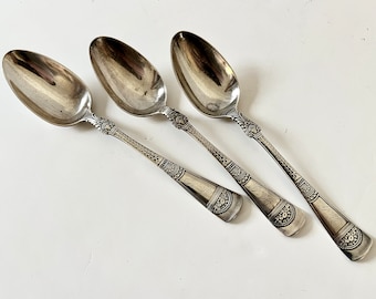 Cucharas Gorham "Empress" de plata de ley con movimiento estético, década de 1880 - Juego de tres cucharillas victorianas del siglo XIX de plata 925