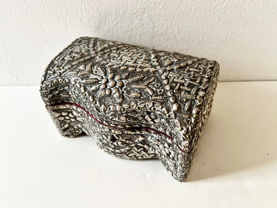 19th C. 800er Silber Repoussé und Holz Schmuck Schatulle mit Fuchsia Satin getufteten Kissenfutter & Perlen