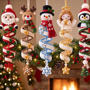 Può includere: Cinque decorazioni all'uncinetto da appendere raffiguranti Babbo Natale, una renna, un pupazzo di neve, un angelo e un pinguino. Ogni personaggio è attaccato a una lunga coda a spirale all'uncinetto decorata con stelline e fiocchi di neve.