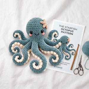 Pode incluir: Uma pelúcia de polvo em crochê azul-esverdeada com uma pequena estrela-do-mar bege na cabeça, ventosas cor de creme nos tentáculos, olhos pretos e bochechas rosadas, ao lado de uma folha de padrão intitulada THE STARFISH OCTOPUS PATTERN.