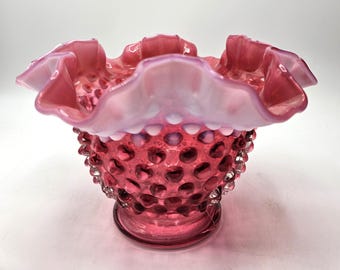 フェントン・オパールセント、クランベリーガラス、フリル付きホブ