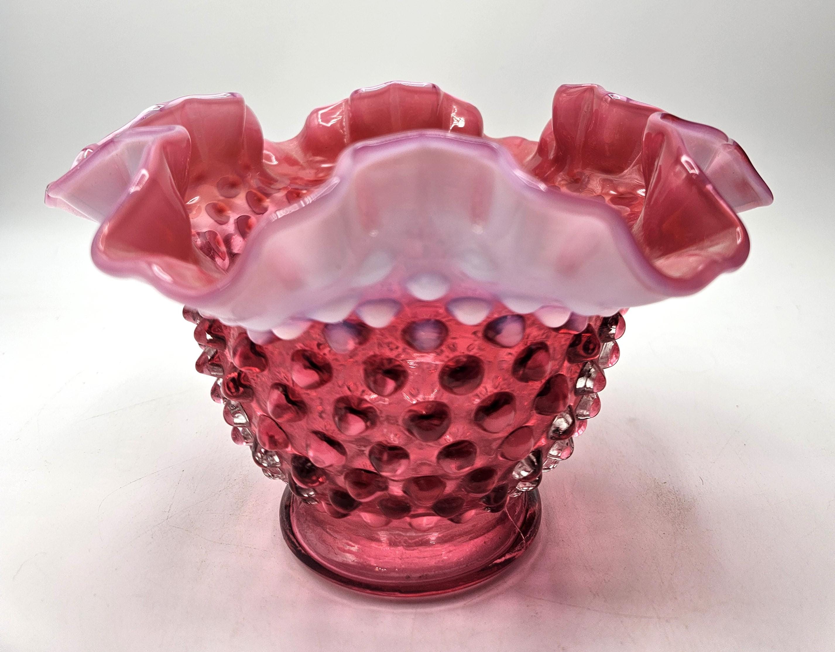 フェントン・オパールセント、クランベリーガラス、フリル付きホブ