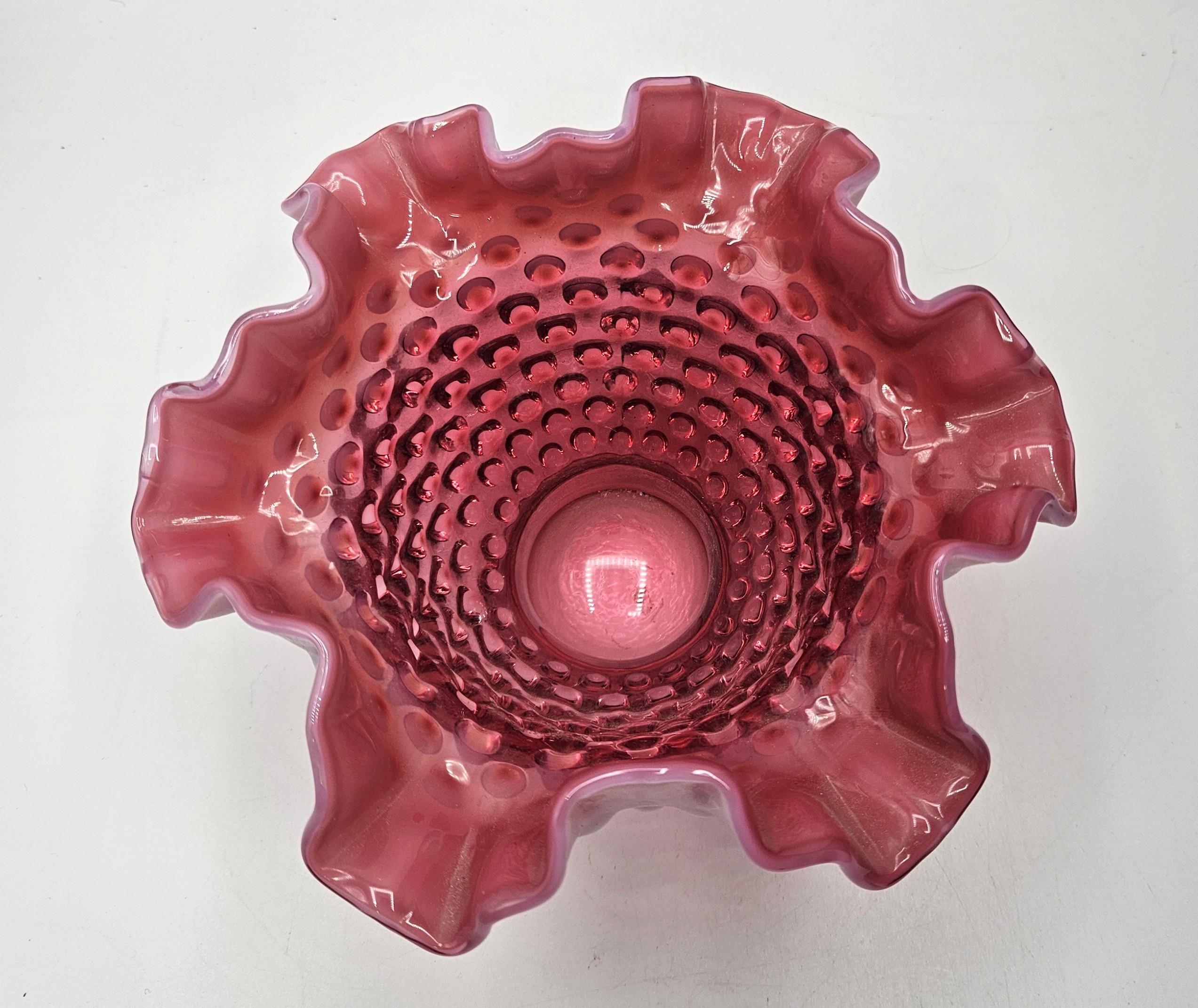 フェントン・オパールセント、クランベリーガラス、フリル付きホブ