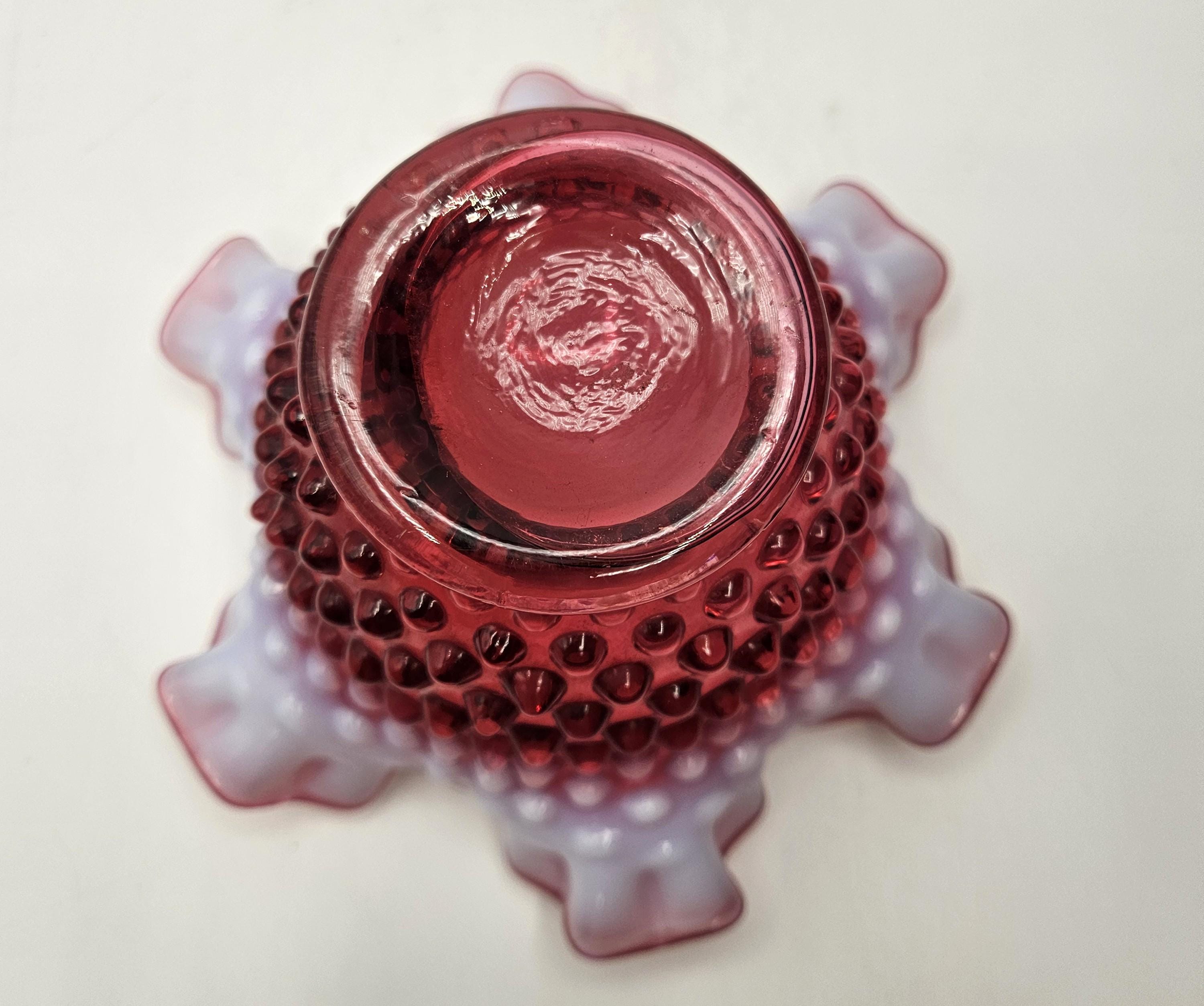 フェントン・オパールセント、クランベリーガラス、フリル付きホブ