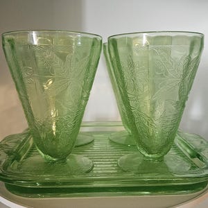 Jaren 30 Jeannette-glazen beker en dienblad: bloemen poinsettia-vaselineglas