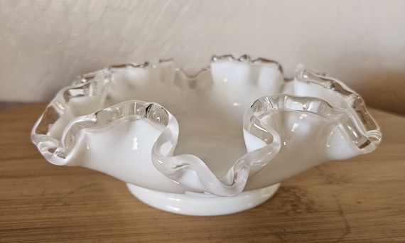 フェントン　アンティークガラス　小物入れ　Fenton silver crest Fenton Art Glass Silver Crest Ruffled Milk Glass Dish - Etsy