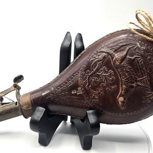 Bolsa para perdigones de cuero repujado, con escena de caza de perros, número 3, para gorra y petaca americanas, mediados del siglo XIX