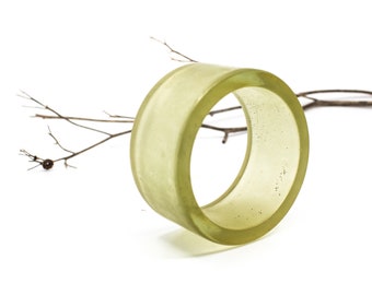 gran brazalete de resina, pulsera verde gruesa, diseño simple contemporáneo, hecho a mano en Francia