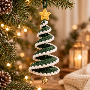 Könnte beinhalten: Ein spiralförmiger Weihnachtsbaumschmuck aus dunkelgrünem und weißem Häkelgarn. Der Baum ist mit einem gelben, gehäkelten Stern an der Spitze versehen und an der unteren Spitze der Spiralstruktur hängt eine kleine goldfarbene Metallglocke.