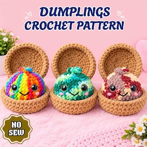 Könnte beinhalten: Drei gehäkelte Plüsch-Dumplings in beigen Garnkörben. Einer ist regenbogenfarben, einer grün-blau und einer rot-cremefarben. Jeder hat große schwarze Augen und ein gesticktes Lächeln. Der Text lautet DUMPLINGS CROCHET PATTERN und NO SEW.