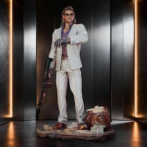 Puede incluir: Una figura detallada de una persona con cabello largo, gafas de sol, traje blanco y camisa morada. La figura lleva guantes oscuros, sostiene un rifle negro y está de pie junto a una bolsa de cuero marrón llena de fajos de billetes de dinero.