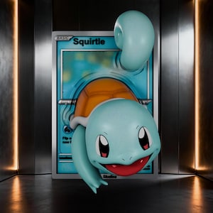 Puede incluir: Una figura tridimensional de Squirtle que emerge de una tarjeta coleccionable rectangular. El personaje tiene piel azul claro, un caparazón marrón y una boca roja. La tarjeta presenta el texto Squirtle, Basic y Studios con gráficos azules y blancos.