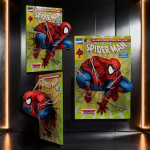 Pode incluir: Arte de parede tridimensional apresentando o Homem-Aranha em um traje vermelho e azul emergindo de uma capa de quadrinhos intitulada Spider-Man 1st All-New Collectors Item Issue. O fundo é um padrão de teia verde brilhante com o texto Torment Part One of Five.