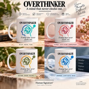 Könnte beinhalten: Vier weiße Keramiktassen mit dem Text OVERTHINKER und A mind that never clocks out. Jede Tasse zeigt ein stilisiertes menschliches Kopfprofil mit einer verschlungenen Gehirngrafik in verschiedenen Farbkombinationen: Blau/Aqua, Koralle/Rosa, Ocker/Salbei und Orange/Blau.