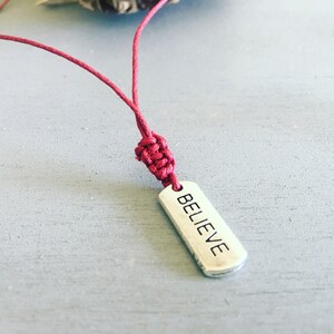 MENS PENDANT NECKLACE, collar simplista para los hombres, palabra grabado "Creer" colgante, regalo de hombre original, joyería minimalista para niño
