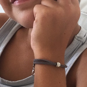 Armband für Kinder, Geschenk für Kinder, für kleine Jungen, für Männer, einfaches Armband aus Wildlederschnur, graues Armband, originelles Geschenk für ihn