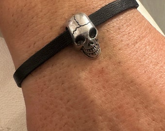 BRACCIALE TESCHIO NERO, bracciale in cordoncino di pelle con teschio, bracciale da uomo semplicistico, regalo per uomo, per ragazzo, per figlio, regalo originale, fatto a mano