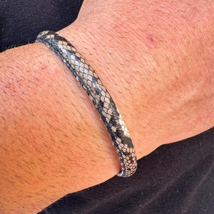 BRACCIALE PER UOMO、braccialetto eco pelle pigone、per lui、gioielli per uomo、regalo per lui、ユニセックス、fatto a mano、bracciale