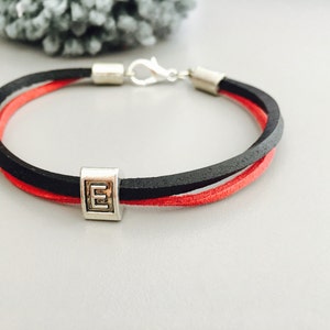 PULSEIRA DE COURO MASCULINA, para ele pulseira com letras, pulseira personalizada, pulseira com alfabeto vermelho e preto, presente para menino, para homem