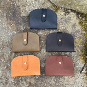 Cartera pequeña de cuero con broche