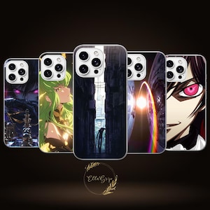 Puede incluir: Cinco fundas para smartphone con ilustraciones de estilo anime. Los diseños incluyen un personaje con ojos morados brillantes, un personaje de pelo verde, una callejuela urbana oscura, una vista espacial cósmica con un arco iris y un rostro con un ojo rojo.